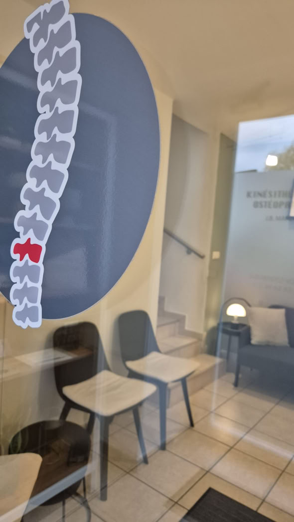 Entrée du cabinet (logo sur la vitre)